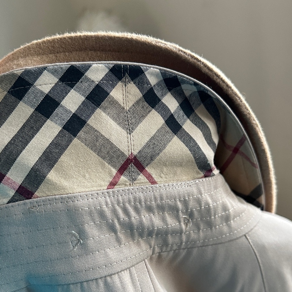 Burberry Beige Trench Coat with Check Lining - Picture 12 of 12